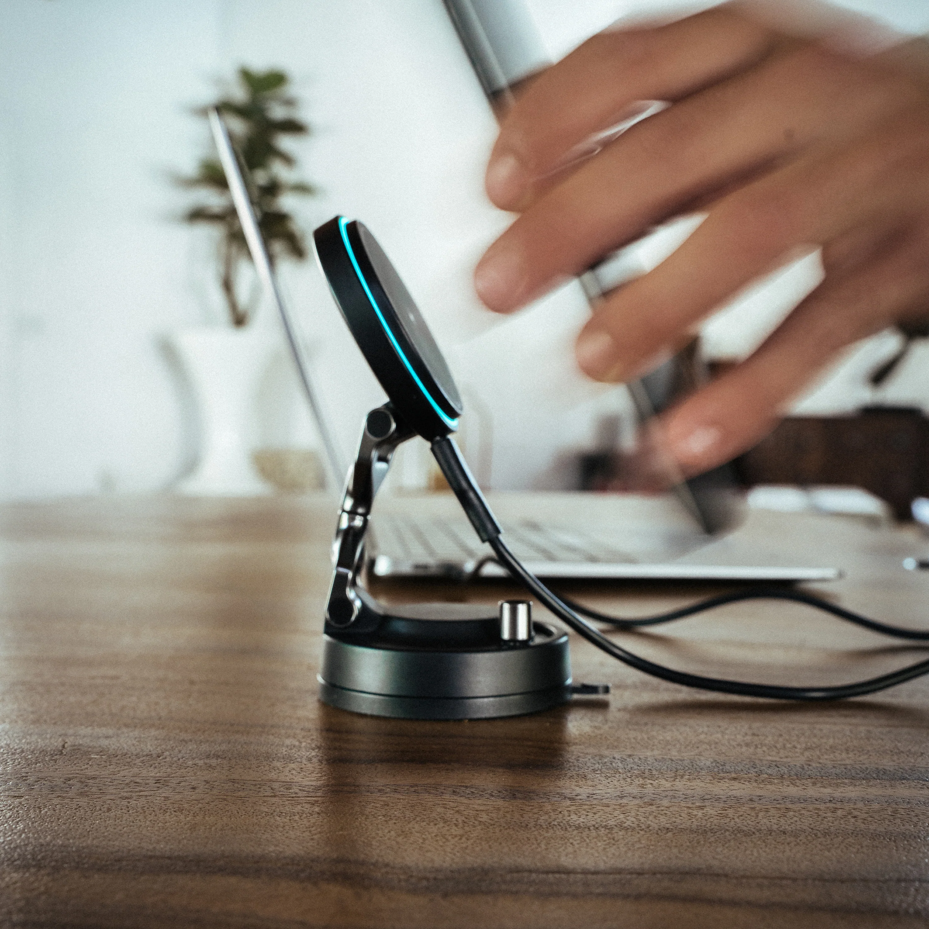 HyperMount Pro | 15W Wireless Charging Nano-Vacuum Mount - Image 7